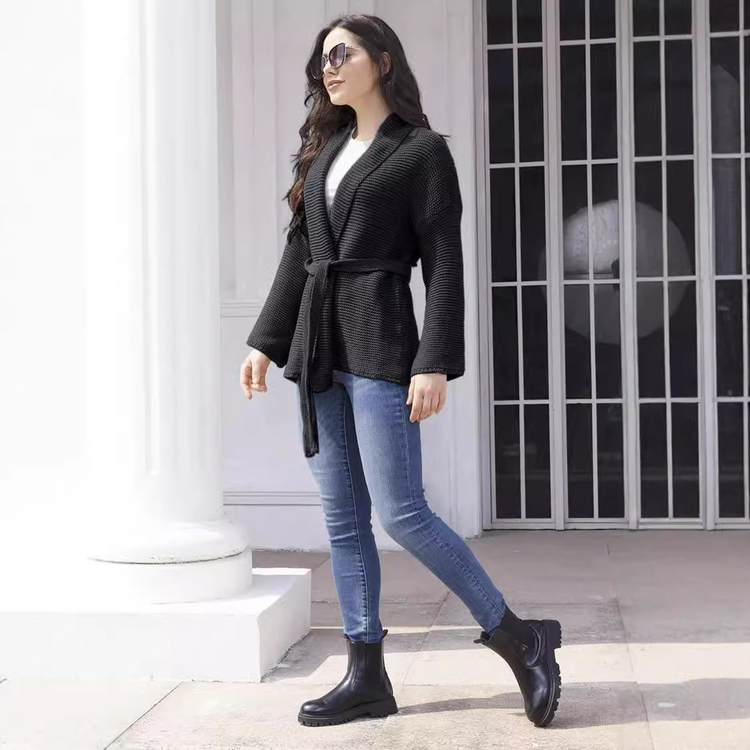 Cardigan pour femmes avec design moderne enroulé et ceinture pratique à nouer Chic & Stil