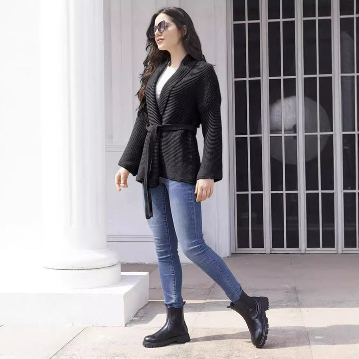 Cardigan pour femmes avec design moderne enroulé et ceinture pratique à nouer Chic & Stil