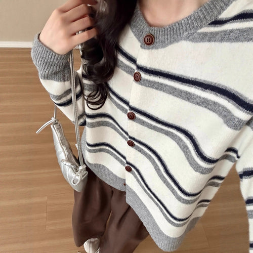 Cardigan boutonné à la mode pour dames avec motif rayé Chic & Stil