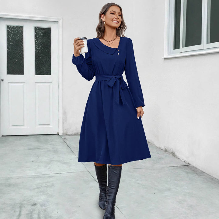 Mid-length dress for women with a fitted cut and elegant button details Lune London