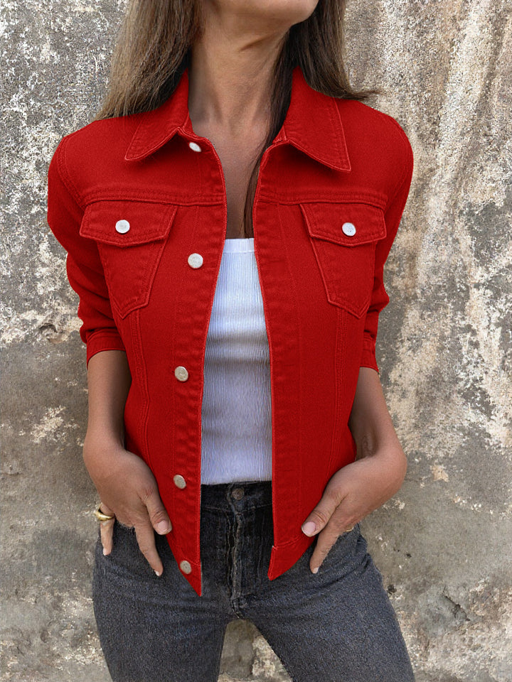 Veste en denim pour femmes au style moderne avec des poches poitrine pratiques Chic & Stil