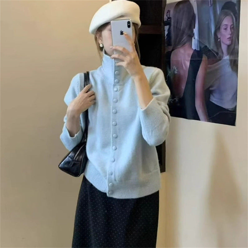 Pull en maille pour femme avec col montant et détail de bouton Chic & Stil