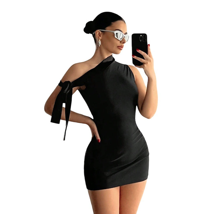 Robe mini féminine avec décolleté asymétrique et détail de nœud tendance Chic & Stil