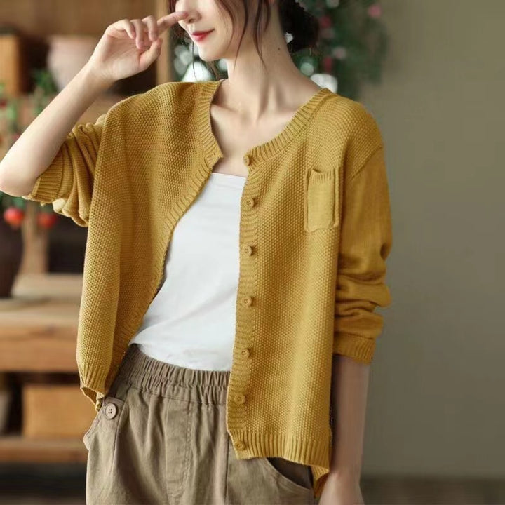 Cardigan pour femmes à devant ouvert avec des détails de boutons décoratifs Chic & Stil