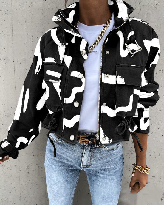 Veste utilitaire cropped tendance pour femmes avec un motif unique et des poches pratiques Chic & Stil