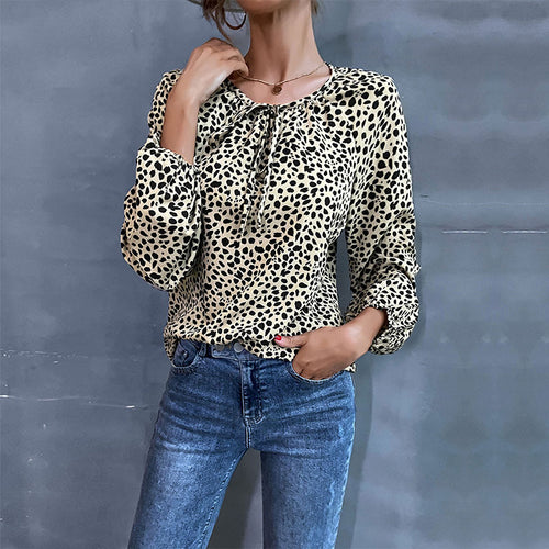 Top femme avec des détails volantés et imprimé animal Chic & Stil