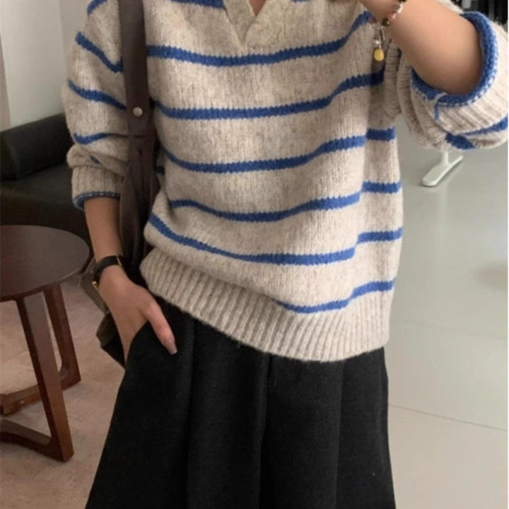 Pull en tricot pour femmes avec col en V et rayures Chic & Stil