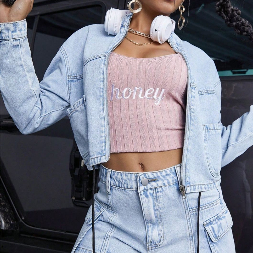 Women Cropped Denim Set consisting of short denim jacket and High-Waist Cargo Jeans Amarae