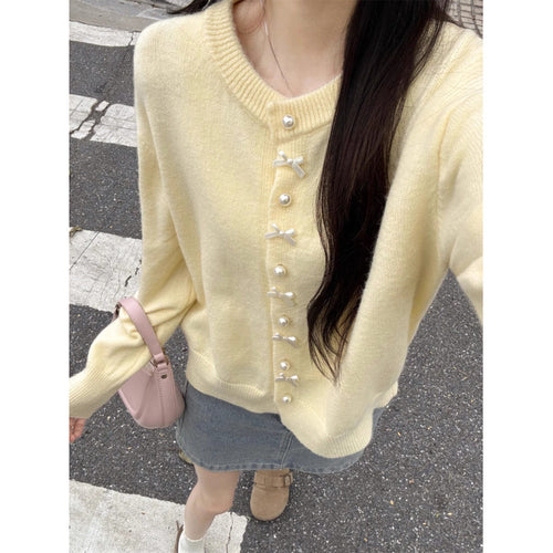 Cardigan confortable pour femmes avec boutons en perles et design délicat Chic & Stil