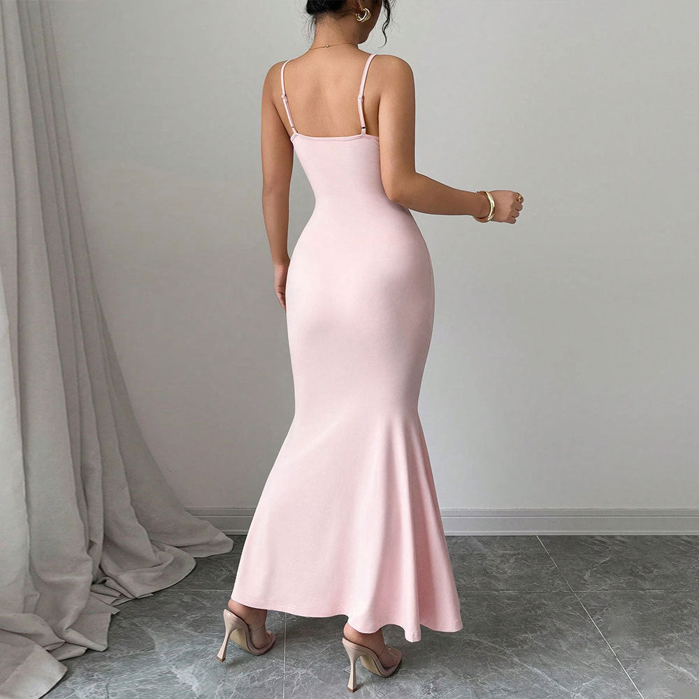 Robe maxi ajustée pour femmes avec des bretelles spaghetti et un design drapé sophistiqué Chic & Stil