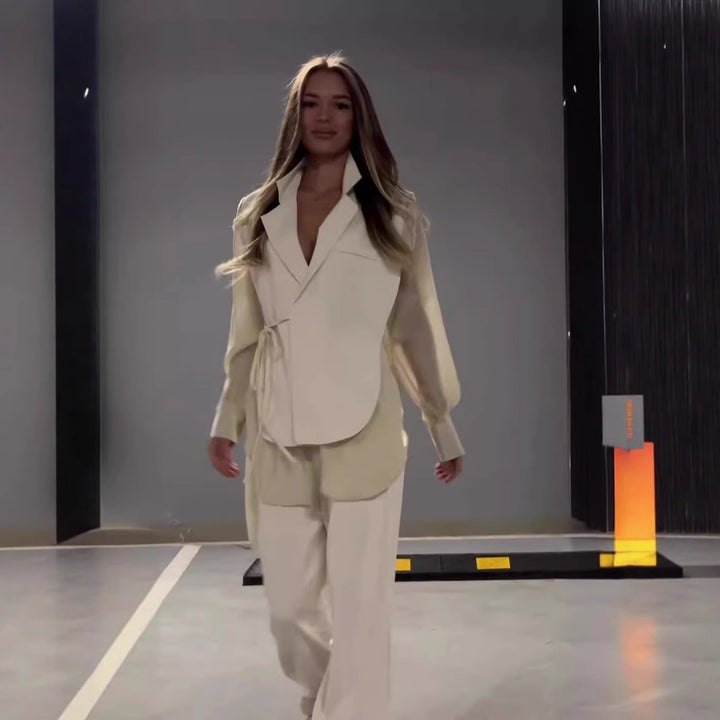 Ladies Elegant and modern outfit consisting of a fitted blazer and wide pants Lune London