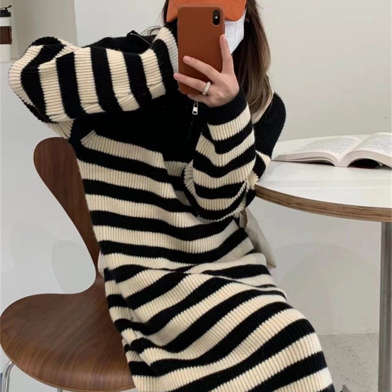 Robe en tricot pour femmes avec col montant moderne et fermeture éclair fonctionnelle Chic & Stil