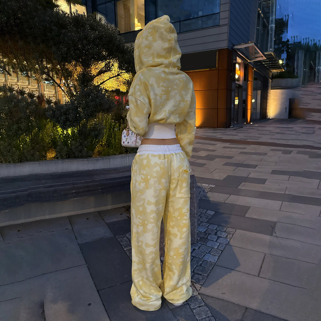 Ladies Stylish and Comfortable Tracksuit Set with Short Hoodie and Jogging Pants Chic Und Stil
