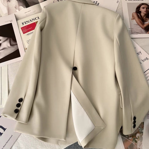 Blazer élégant pour femmes avec coupe ajustée et boutons contrastés Chic & Stil