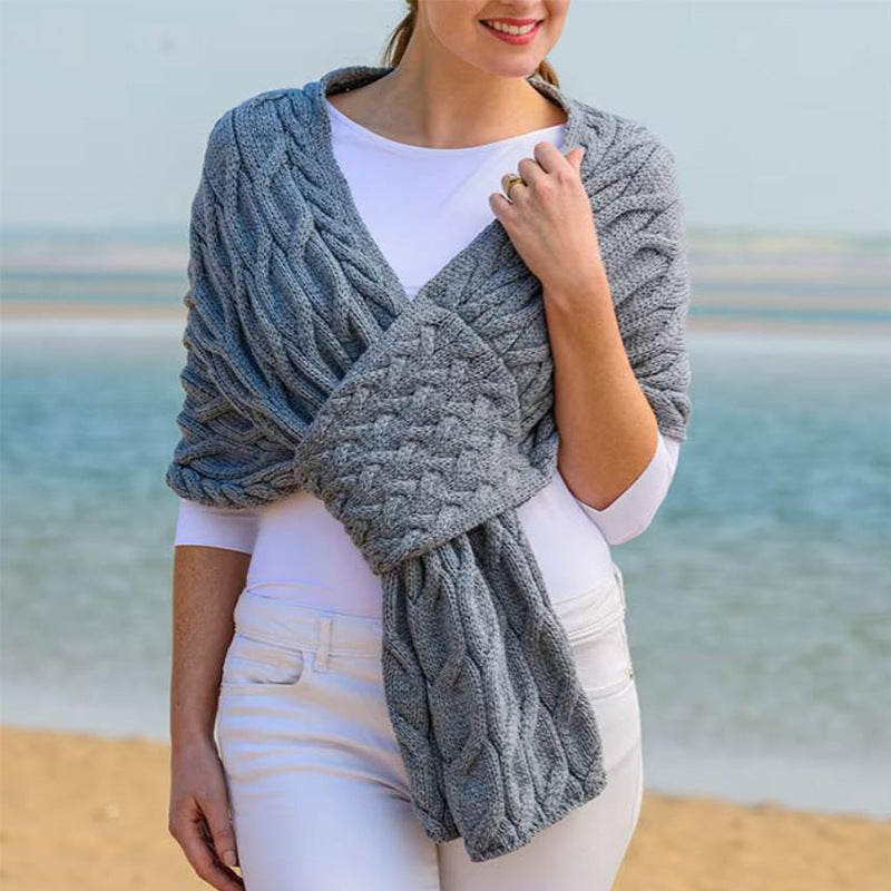 Knitted scarf for women with a modern cable pattern and versatile wearing comfort Lune London