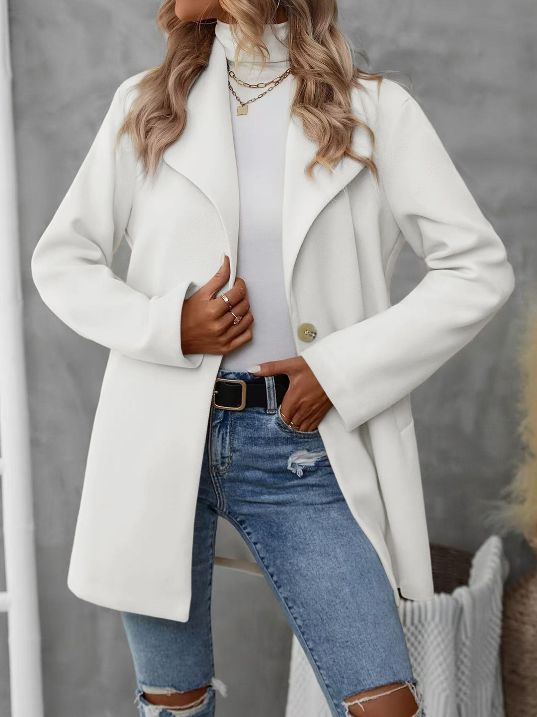 Ladies Elegant Oversized Jacket with Classic Cut and Chic Modern Buttons