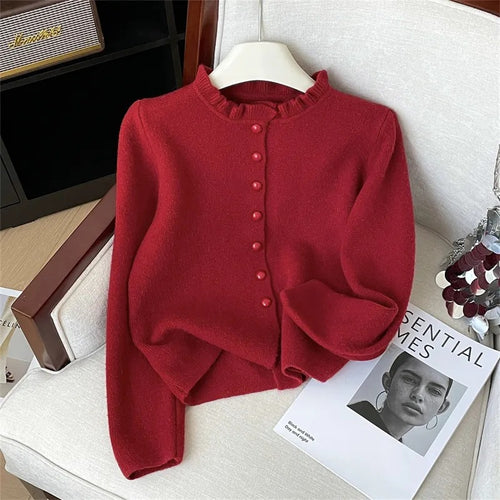 Cardigan élégant pour femmes avec des volants féminins et des boutons en perles Chic & Stil