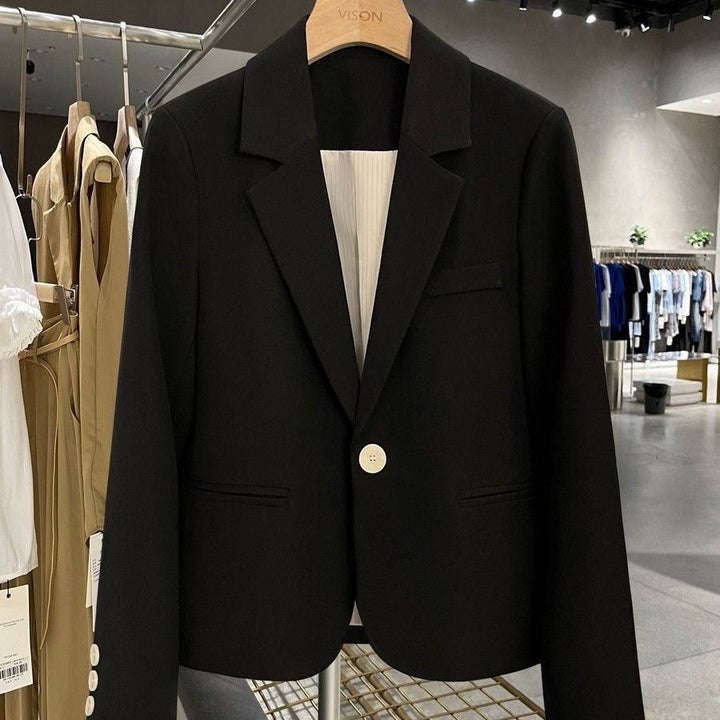 Veste élégante et ajustée pour femmes avec des revers fins Chic & Stil