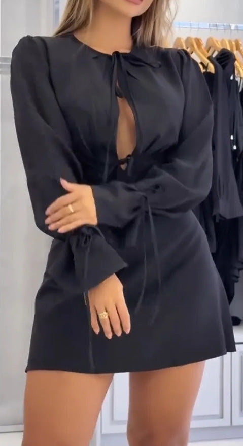 Robe mini femme avec décolleté plongeant et embellissements décoratifs sur les manches Chic & Stil