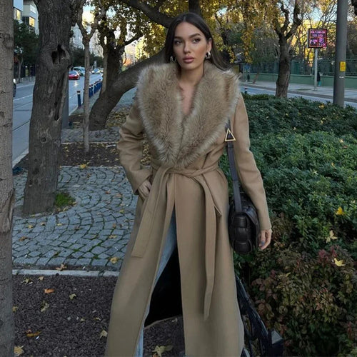 Ladies Elegant Coat with Luxurious Fur Collar Amarae