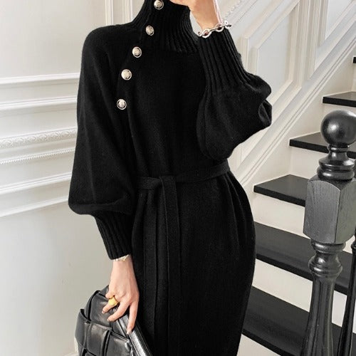 Robe tricotée élégante pour femme avec col haut à la mode et boutons décoratifs Chic & Stil