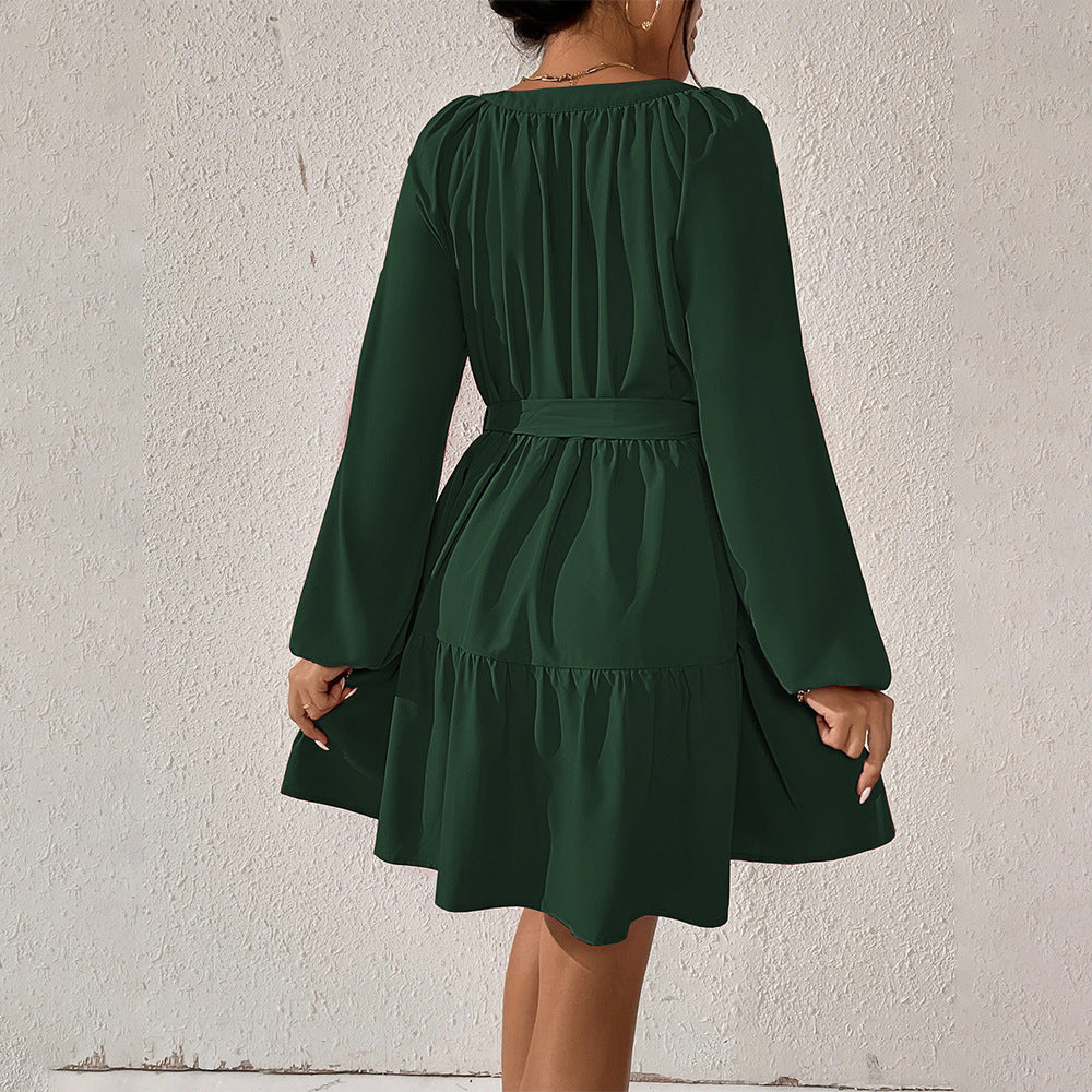 Robe portefeuille pour femmes avec des détails volants et une ceinture à la taille Chic & Stil