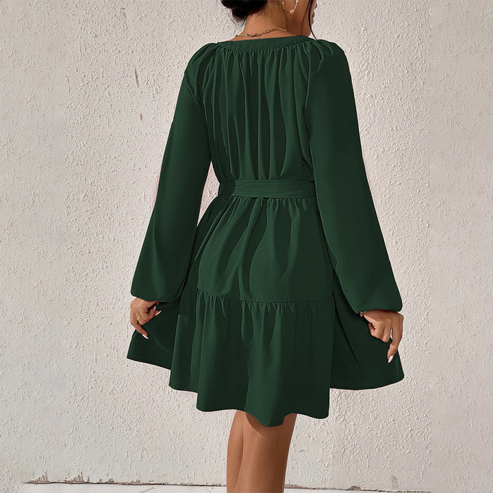 Robe portefeuille pour femmes avec des détails volants et une ceinture à la taille Chic & Stil