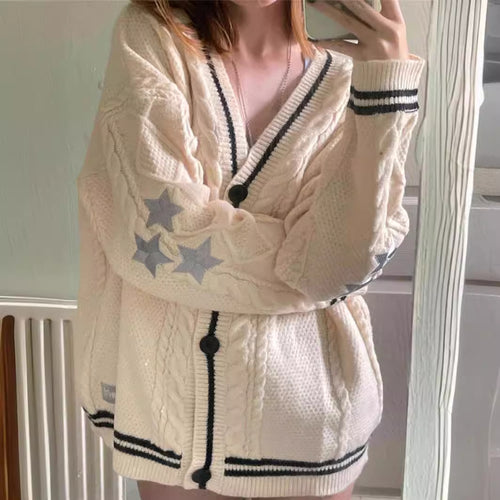 Cardigan en tricot épais pour femmes avec un motif de câble significatif et des notes de mode Chic & Stil
