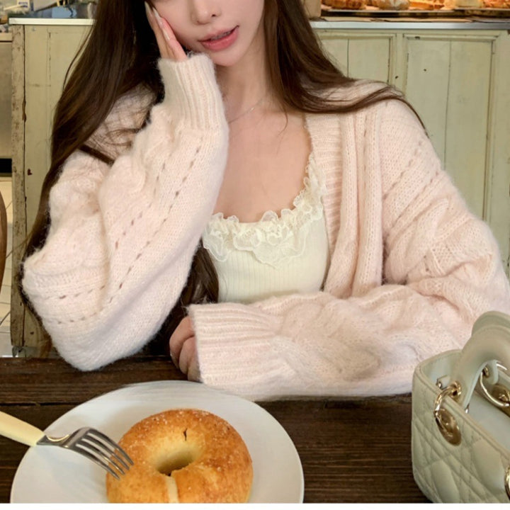 Cardigan pour femmes avec motif en cable et détail floral Chic & Stil