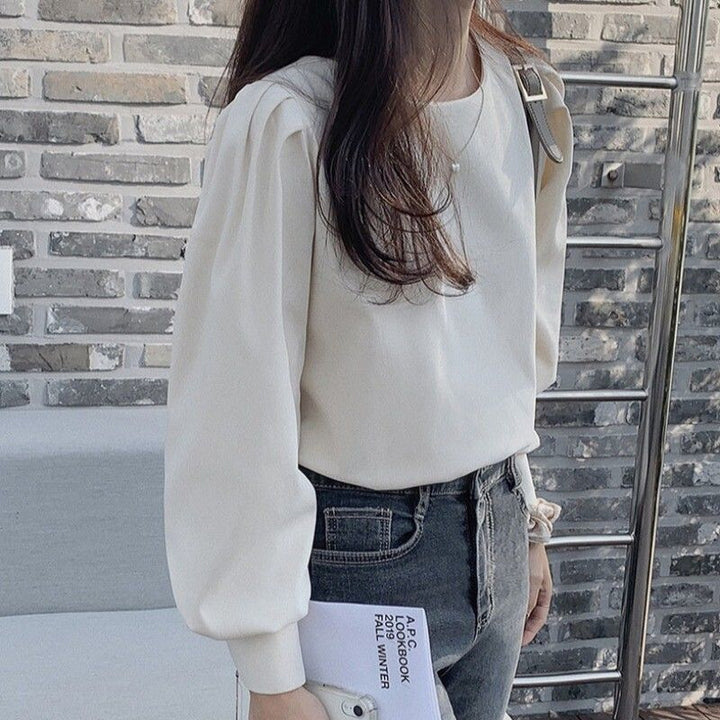 Women's blouse with puff sleeves and versatile cut
