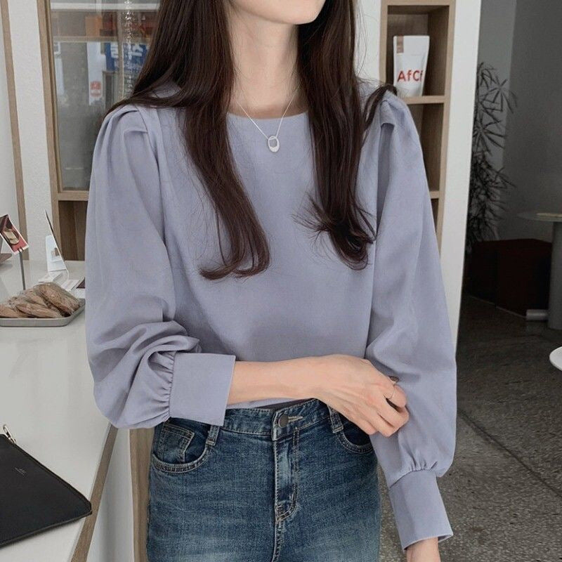 Women's blouse with puff sleeves and versatile cut