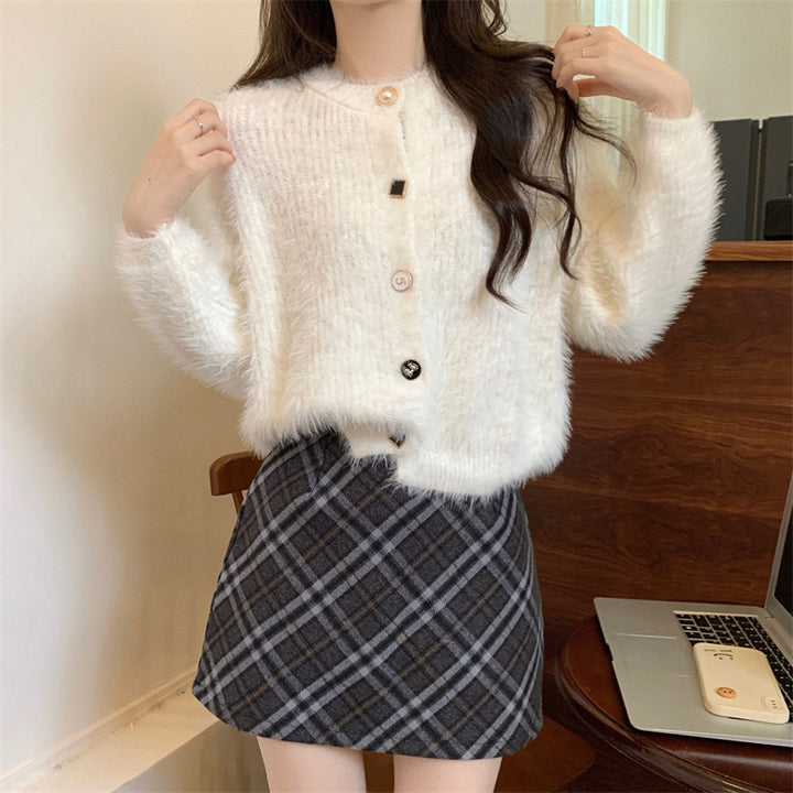 Cardigan moelleux pour femmes avec des détails de boutons élégants et des manches longues Chic & Stil