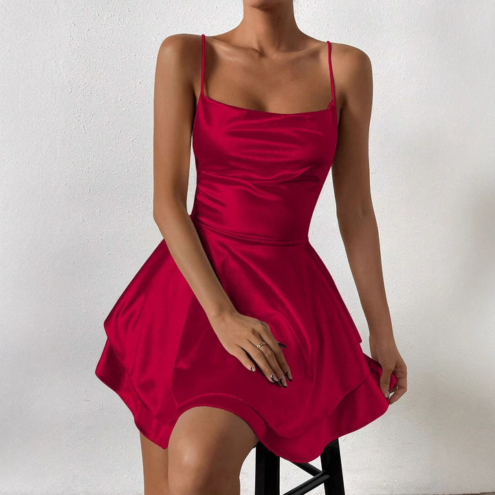 Robe de loisir pour femmes avec une conception de bretelles délicates et une jupe évasée Chic & Stil