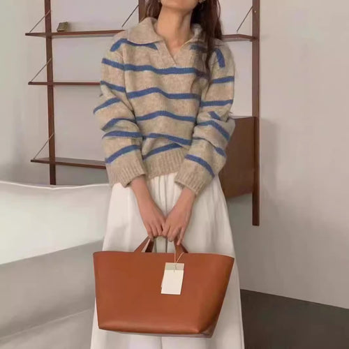 Pull élégant pour femmes avec motif rayé et col Chic & Stil