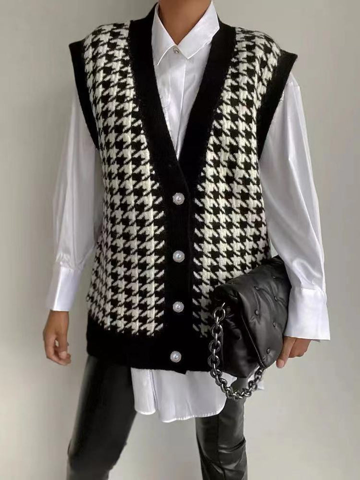 Knitted women's vest with a trendy houndstooth pattern and elegant pearl details Lune London