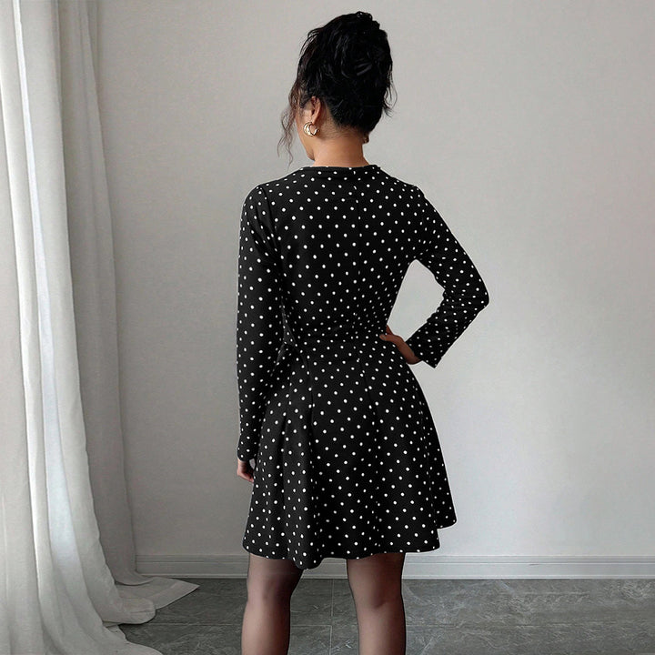 Robe mini pour femmes avec des pois et un élégant décolleté en V Chic & Stil