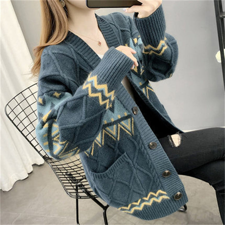 Thick knit cardigan for women with a modern pattern and practical pockets Lune London