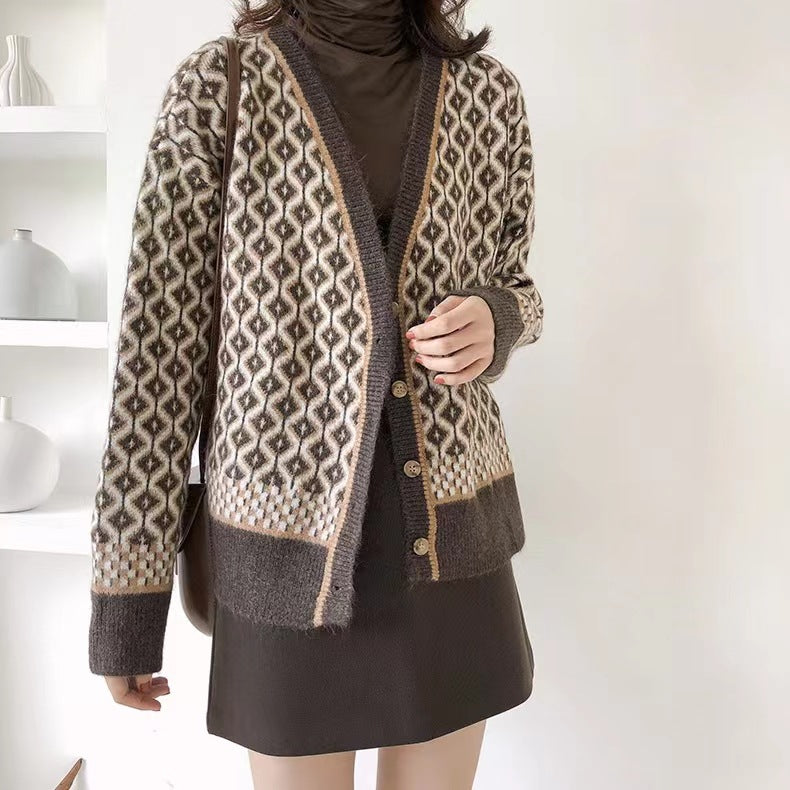 Cardigan épais en tricot pour femmes avec des motifs géométriques modernes et fermeture à boutons Chic & Stil