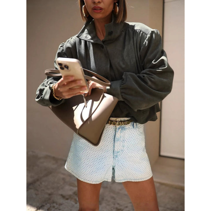 Veste élégante pour femmes avec des manches bouffantes texturées et un détail de bouton Lune London