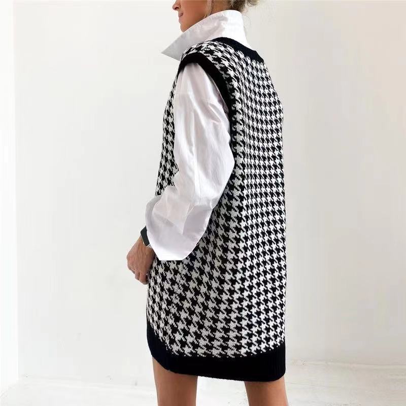 Sleeveless knit dress for women with a modern houndstooth pattern Lune London