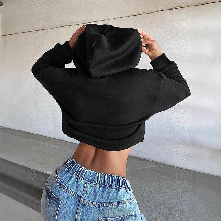 Sweatshirt court pour femmes avec une coupe décontractée et une capuche Chic & Stil
