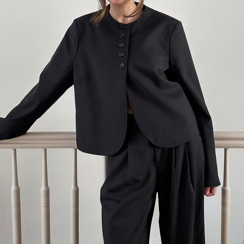Elegant blazer-pants set for women with a loose fit and lower button closure Lune London