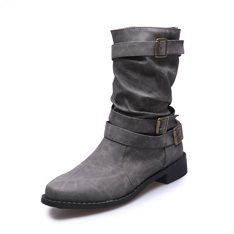 Robust boots for women with trendy buckles and casual chic design