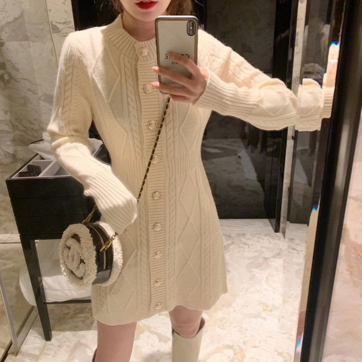 Robe en tricot pour femmes avec un élégant motif en câble et des boutons décoratifs Chic & Stil