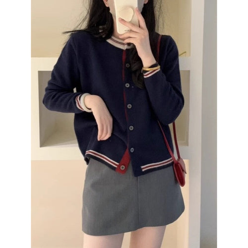 Cardigan pour femmes avec des poignets contrastés et des détails de bouton Chic & Stil