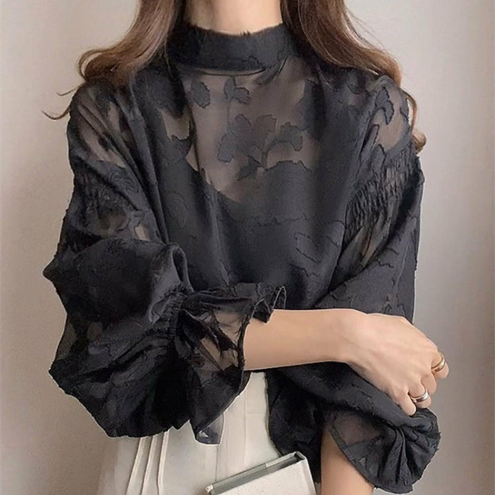 Femme élégante blouse avec broderie florale et manches volumineuses Chic & Stil