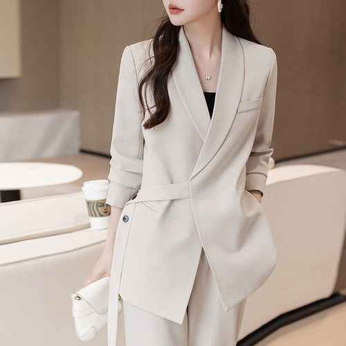 Blazer moderne pour femmes avec coupe asymétrique et ceinture à la taille Chic & Stil