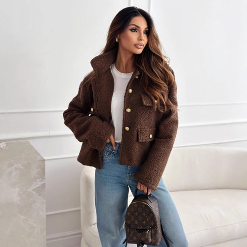 Femme confortable veste en teddy avec des boutons dorés et poches Chic & Stil