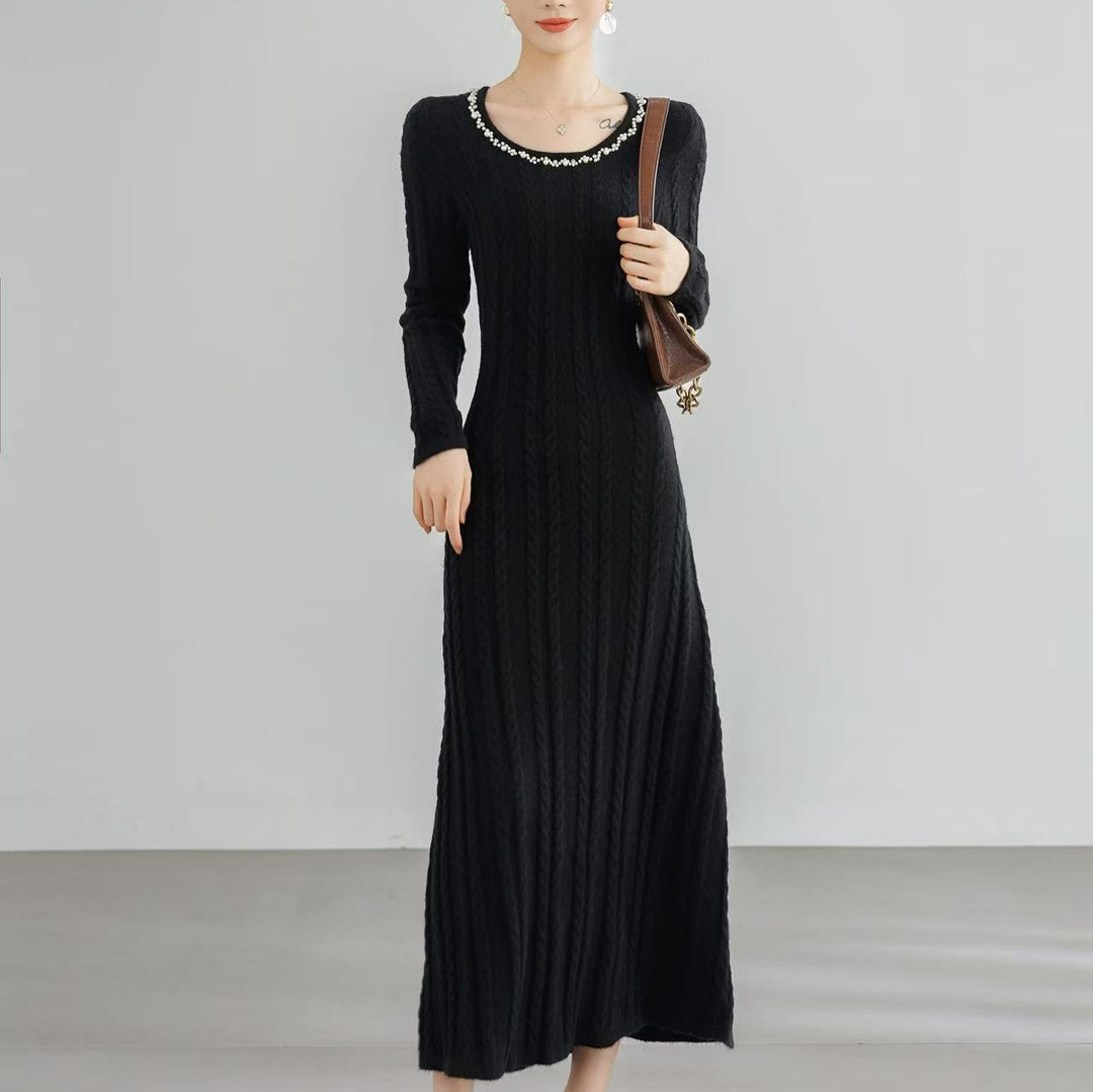 Robe en tricot élégante pour femmes avec motif en cable et détails décoratifs Chic & Stil