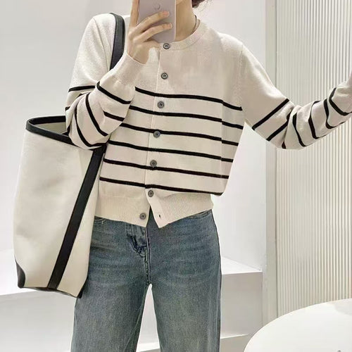 Cardigan tricot décontracté pour femmes avec des rayures classiques et des détails de bouton Chic & Stil
